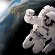Imagen para el artículo titulado Una mujer pierde 30K al enviar el dinero a un “astronauta” que necesitaba volver a la Tierra desde la ISS